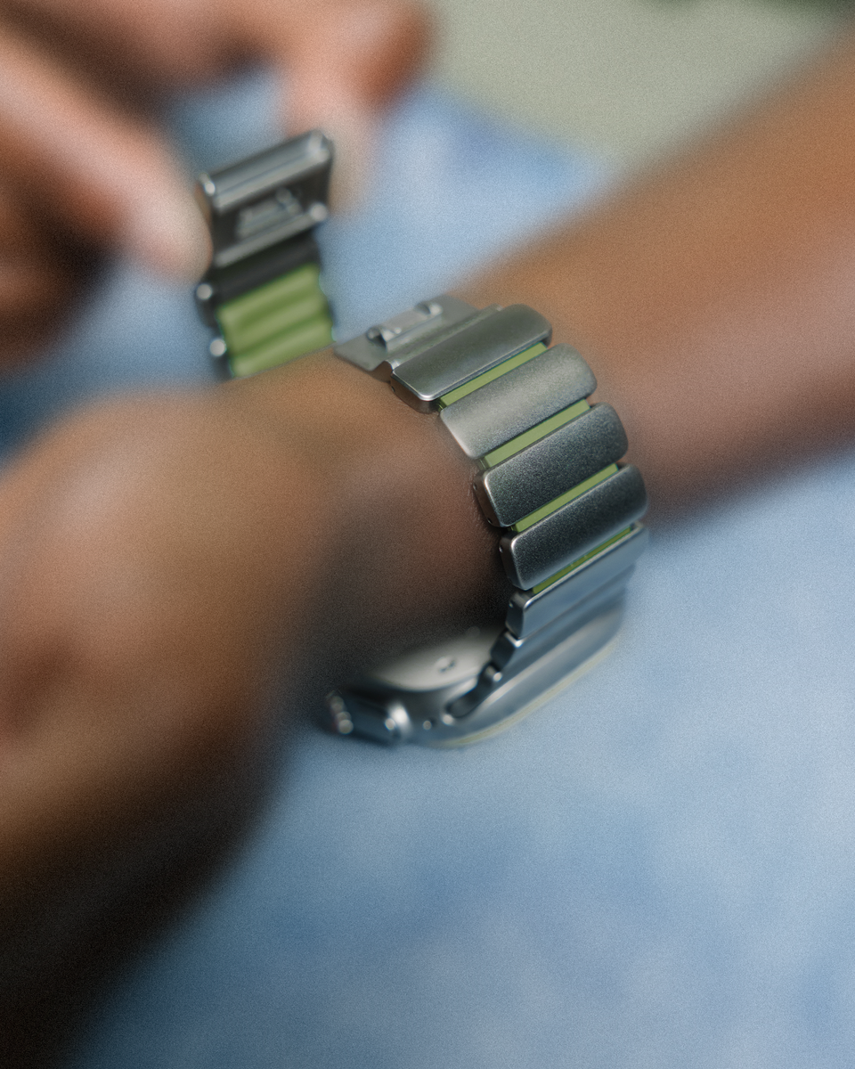 Secure magnetic closure with fine adjustability for a perfect fit.